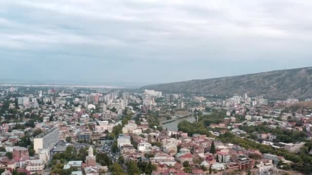 TBILISI, GEORGIA - JULIO 2019: Aerial drone tilt down shot of Tbilisi center panorama in summer — Vídeos de Stock