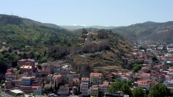 Zoom de zangão aéreo em da igreja de Mtatsminda no verão, Tbilisi — Vídeo de Stock