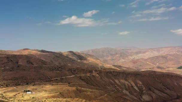 Letecký bezpilotní letoun se svažuje z rozlehlých hor Arménie — Stock video