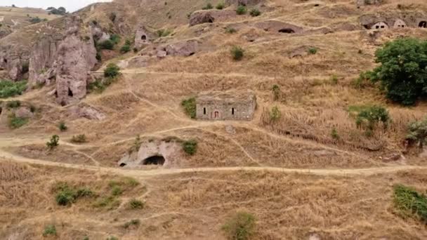 Aerial drone zoom out Khndzoresk, ciudad cueva, en Armenia — Vídeos de Stock