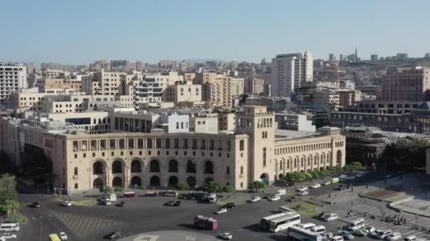 YEREVAN, ARMÉNIA - JULHO 2019: Pan tiro aéreo drone tiro da Praça da República em Erevan — Vídeo de Stock