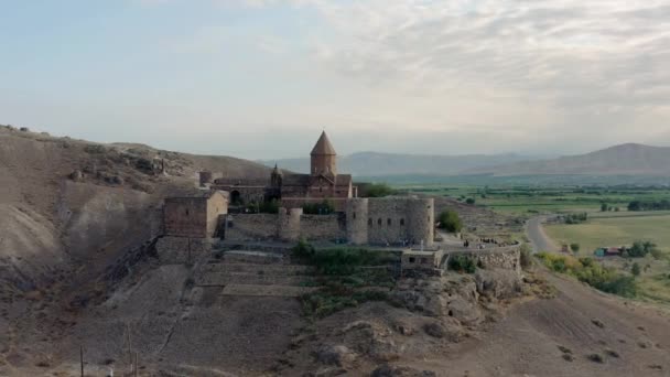 Aerial drone shot z krajobrazu Armenii i klasztoru Tatev w lecie — Wideo stockowe