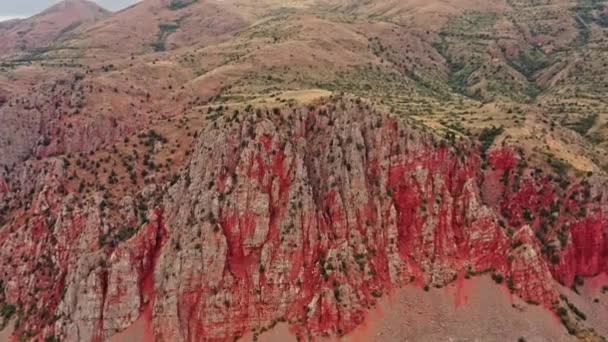 Zoom aérien d'un drone sur de vastes montagnes d'Arménie — Video