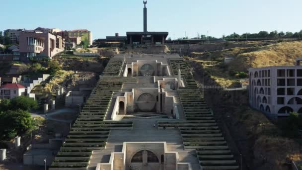 YEREVAN, ARMENIA - JULIO 2019: Zoom en tiro de dron del centro de la cascada de Ereván — Vídeos de Stock
