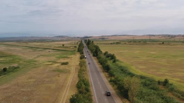 Летний беспилотный снимок армянских полей и автомобилей на дороге — стоковое видео