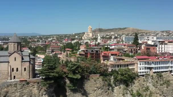 Tbilisi, Georgië - juli 2019: Luchtfoto drone pan shot over Tbilisi centrum panorama in de zomer — Stockvideo