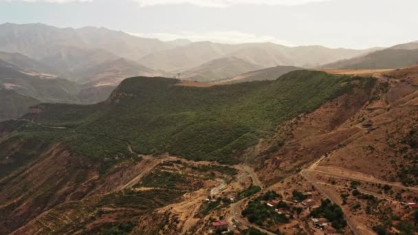 Zoom der Drohne aus der Luft auf die riesigen Berge von Armenien — Stockvideo