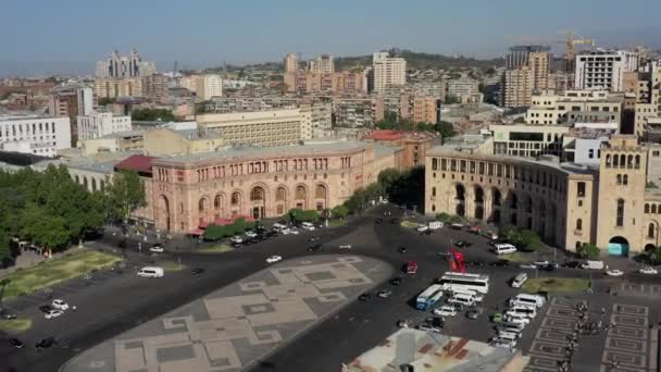 Erevan, ARMÉNIE - JUILLET 2019 : Zoom sur un drone aérien de la Maison du Gouvernement arménien — Video