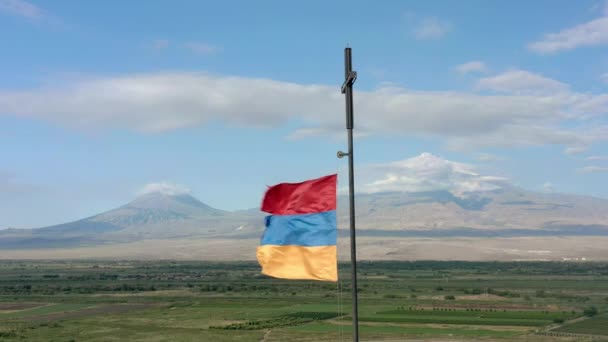 Gimbal aéreo de aviones no tripulados ondeando la bandera en la colina en Armenia — Vídeos de Stock