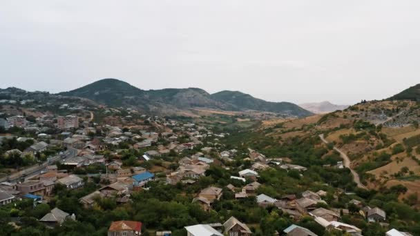 Zoom drone aéreo de montanhas e casas na Armênia — Vídeo de Stock