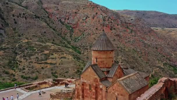 Zdjęcie z lotu ptaka klasztoru i gór Noravank w Armenii — Wideo stockowe