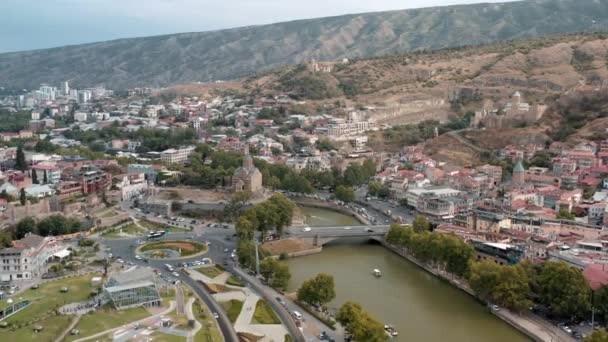 TBILISI, GEORGIA - JULIO 2019: Vista aérea de la iglesia de Metekhi en Tiflis cerca del río Kura — Vídeo de stock