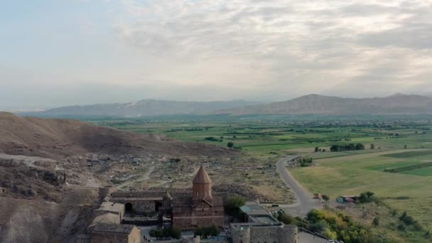 Vuelo aéreo con aviones teledirigidos al paisaje armenio y al monasterio de Tatev en verano. — Vídeo de stock