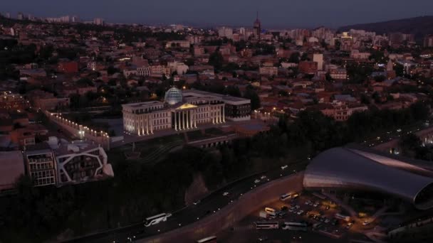 TBILISI, GEORGIA - JULHO 2019: Aerial drone zoom do centro de Tbilisi ao pôr-do-sol — Vídeo de Stock