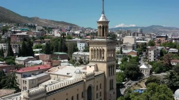 Tbilisi, Georgië - juli 2019: Luchtdrone vliegt in de zomer over bioscoop Tbilisi — Stockvideo