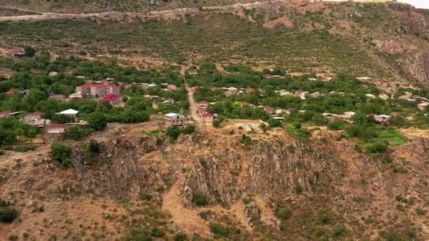 Avión teledirigido plano de casas por el acantilado en Armenia — Vídeos de Stock
