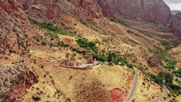 Aereo drone zoom fuori Noravank monastero e montagne in Armenia — Video Stock