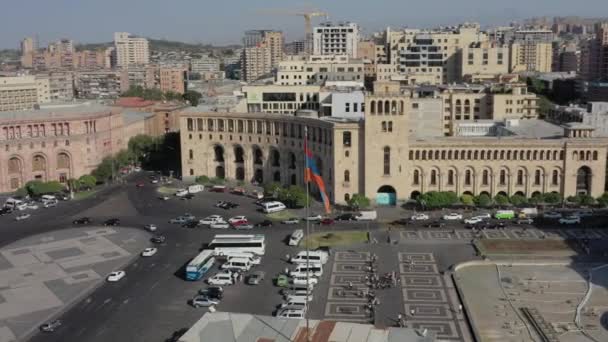 YEREVAN, ARMENIA - JULY 2019: Pan circular aerial shot of Government House of Armenia — 비디오