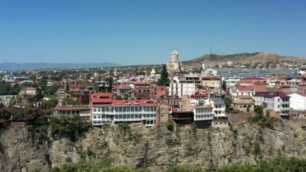 TBILISI, GEORGIA - JULIO 2019: plano de la sartén del dron aéreo sobre el panorama del centro de Tiflis en verano — Vídeo de stock