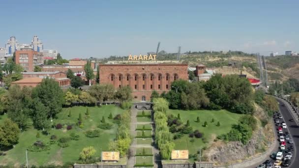 YEREVAN, ARMENIA - JULIO 2019: Aerial drone zoom in de la fábrica de coñac Ararat en verano — Vídeo de stock