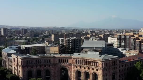 YEREVAN, ARMENIA - LUGLIO 2019: Aerial drone shot of Republic Square and Government House of Armenia — Video Stock