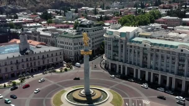 TBILISI, GEORGIA - JULIO 2019: Aerial zoom out drone shot of column of freedom in Tbilisi — Vídeos de Stock
