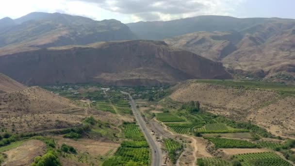 Летняя съемка с воздуха пейзажа Армении и легковых автомобилей на дороге — стоковое видео