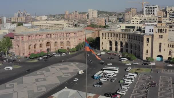 YEREVAN, ARMENIA - JULY 2019: Gimbal shot of Government House of Armenia and waving flag — 비디오