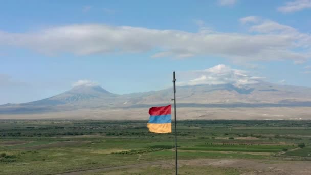 Drohnenschuss aus der Luft: Flagge weht auf dem Hügel in Armenien — Stockvideo