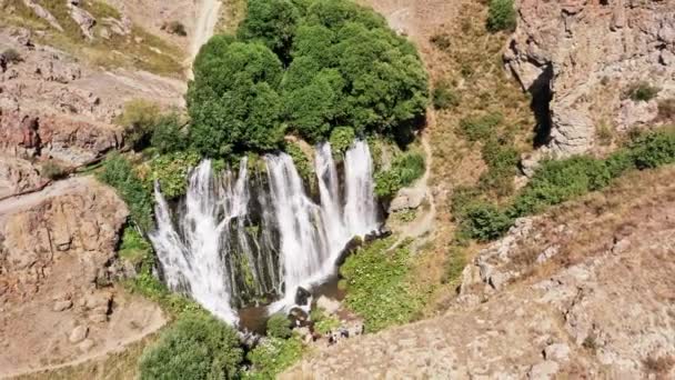 Vzdušný letoun přiblížit z vodopádu Shaki v Arménii — Stock video