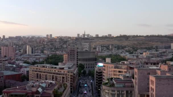 YEREVAN, ARMENIA - JULY 2019: Zoom in drone shot of center of Yerevan and opera — 비디오