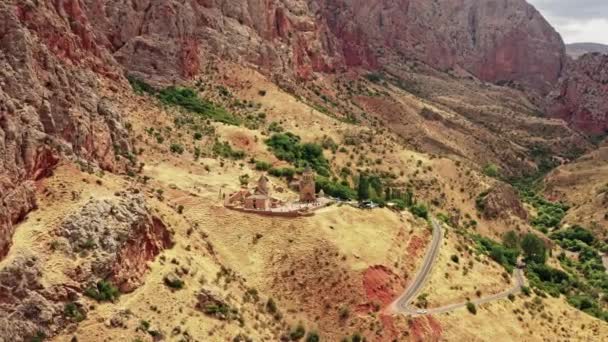 Letecký dron zoom kláštera a hor Noravank v Arménii — Stock video