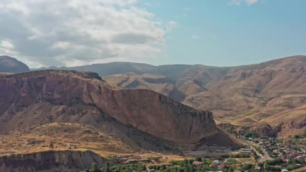 Drone aérien inclinaison vers le bas des montagnes et des maisons en Arménie — Video