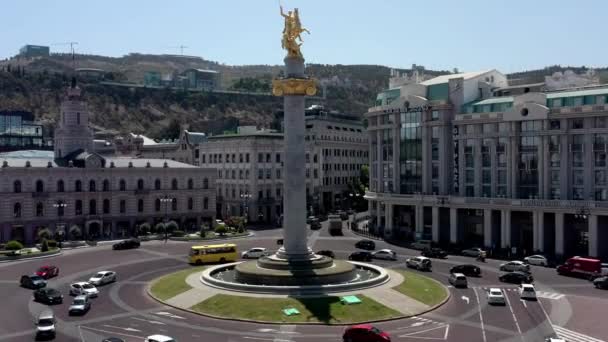 TBILISI, GEORGIA - JULIO 2019: Tilt up aerial drone shot of column of freedom in Tbilisi — Vídeos de Stock