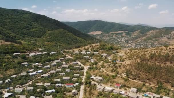 亚美尼亚Noyemberyan山丘上房屋的空中无人驾驶飞机倾斜 — 图库视频影像