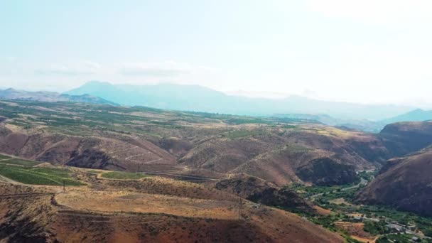 アルメニアの広大な山々の空中ドローンズーム — ストック動画