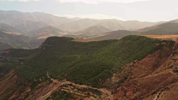 Drohne aus der Luft zoomen in Neigung der riesigen Berge von Armenien — Stockvideo