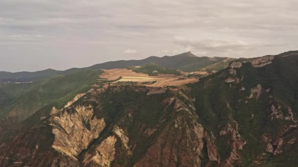 Zoom der Drohne aus der Luft auf die riesigen Berge von Armenien — Stockvideo