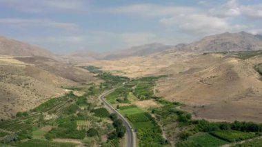 Ermenistan manzarasının ve yazın yoldaki arabaların insansız hava aracı görüntüleri