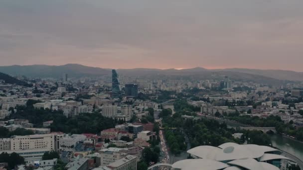 Tbilisi, Georgië - juli 2019: Luchtdrone zoom uit zicht op Tbilisi en House of Justice bij zonsondergang — Stockvideo