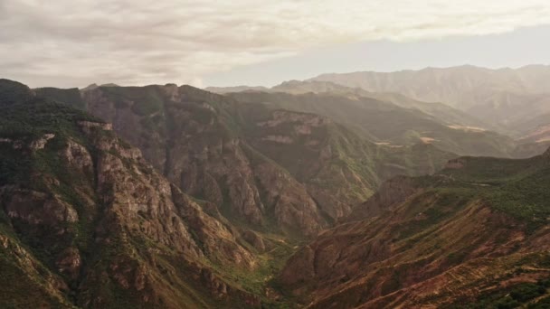 Luchtdrone zoom in op uitgestrekte bergen van Armenië — Stockvideo