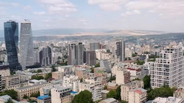Воздушный дрон увеличил масштаб пригородной зоны в Тбилиси — стоковое видео