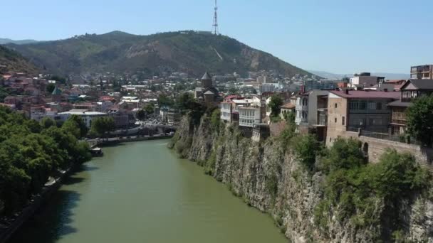 TBILISI, GEORGIA - JULIO 2019: Drone aéreo sobrevolando el panorama del centro de Tiflis en verano — Vídeo de stock