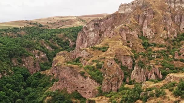 Luchtdrone pan schot van links naar rechts in Khndzoresk in Armenië — Stockvideo