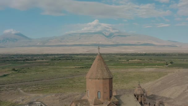 Drone aérien zoom hors du monastère de Tatev et du paysage arménien en été — Video