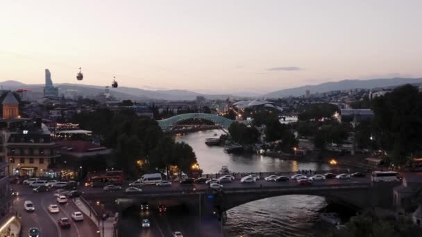 TBILISI, GEORGIA - JULIO 2019: Dron aéreo volando sobre el centro de Tiflis al atardecer — Vídeos de Stock