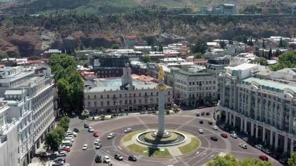 TBILISI, GEORGIA - LUGLIO 2019: Zoom sulla colonna di libertà del drone aereo a Tbilisi — Video Stock