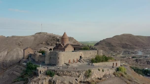 Aerial drone shot zoom w klasztorze Tatev i krajobraz Armenii w lecie — Wideo stockowe