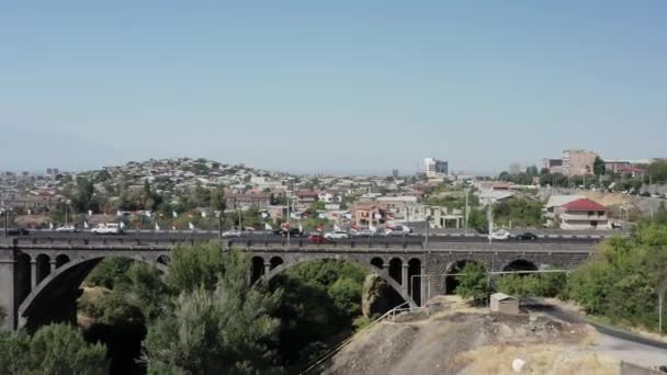 Yerevan, Örményország - 2019. július: Légi drón ráközelítés a kijevi hídra Jereván Örményországban — Stock videók