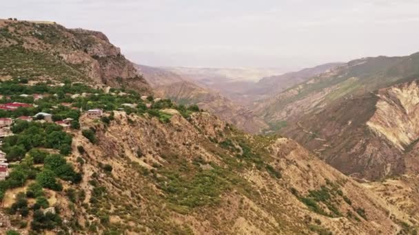 Aereo drone zoom in di vaste montagne dell'Armenia — Video Stock